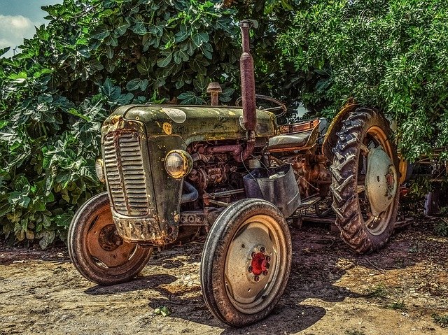 traktor na farmě